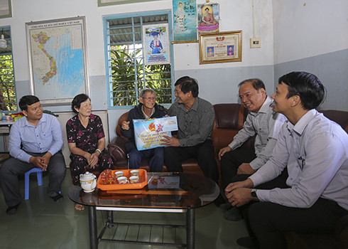 Đồng chí Trần Sơn Hải thăm, chúc Tết gia đình ông Võ Xuân Thiên, xã Ninh Bình, thị xã Ninh Hòa.