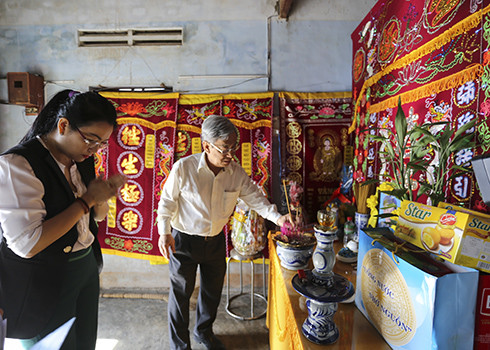 Đồng chí Lê Xuân Thân đi thăm và thắp hương bày tỏ lòng tiếc thương, biết ơn đối với ông Nguyễn Bữu (vừa mất) tại xã Ninh Quang, thị xã Ninh Hòa.