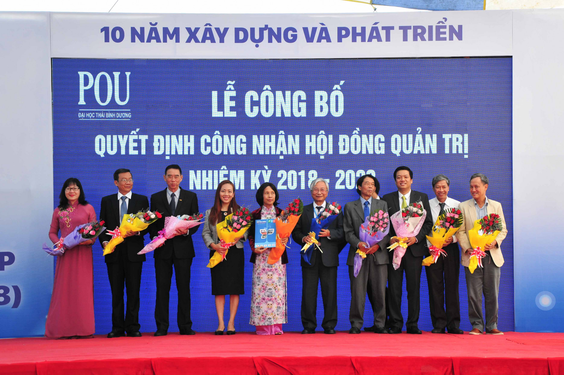 Lãnh đạo Sở Giáo dục và Đào tạo (bìa trái) tặng hoa chúc mừng Hội đồng quản trị trường nhiệm kỳ mới 