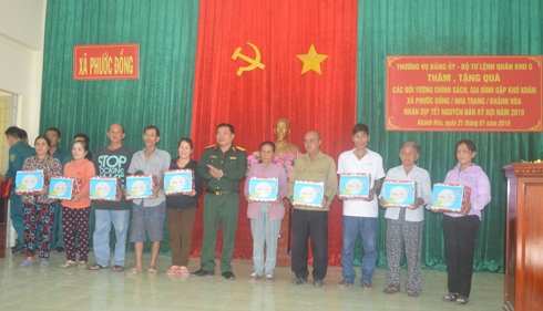 Bộ Tư lệnh Quân khu 5 tặng quà cho 50 gia đình khó khăn ở Khánh Hòa