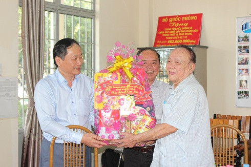 Ông Nguyễn Đắc Tài chúc Tết, tặng quà các đối tượng người có công với cách mạng tại Trung tâm Điều dưỡng và Chăm sóc người có công tỉnh.