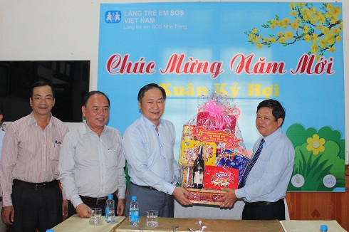 Ông Nguyễn Đắc Tài chúc Tết, tặng quà tại Làng trẻ em SOS Nha Trang.