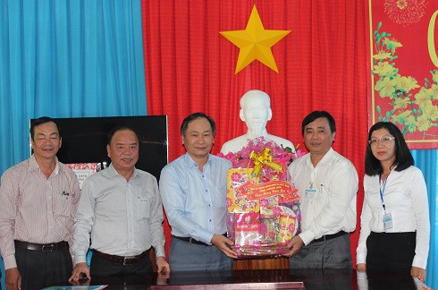 Ông Nguyễn Đắc Tài chúc Tết, tặng quà tại Trung tâm Bảo trợ xã hội tỉnh.