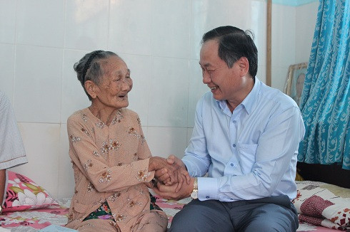 Ông Nguyễn Đắc Tài thăm hỏi, chúc Tết bà Trần Thị Điễu.