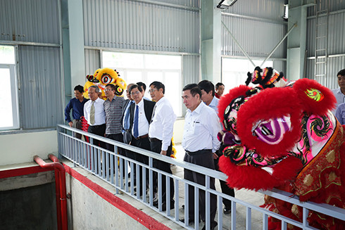 Các đại biểu thăm quan hoạt động của Nhà máy thủy điện Sông Chò 2