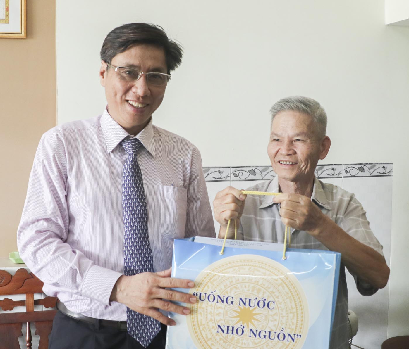 Ông Lê Đức Vinh trao quà cho Hoàng Hữu Đáng - Thương binh, nhiễm chất độc hóa học (Thị trấn Diên Khánh).