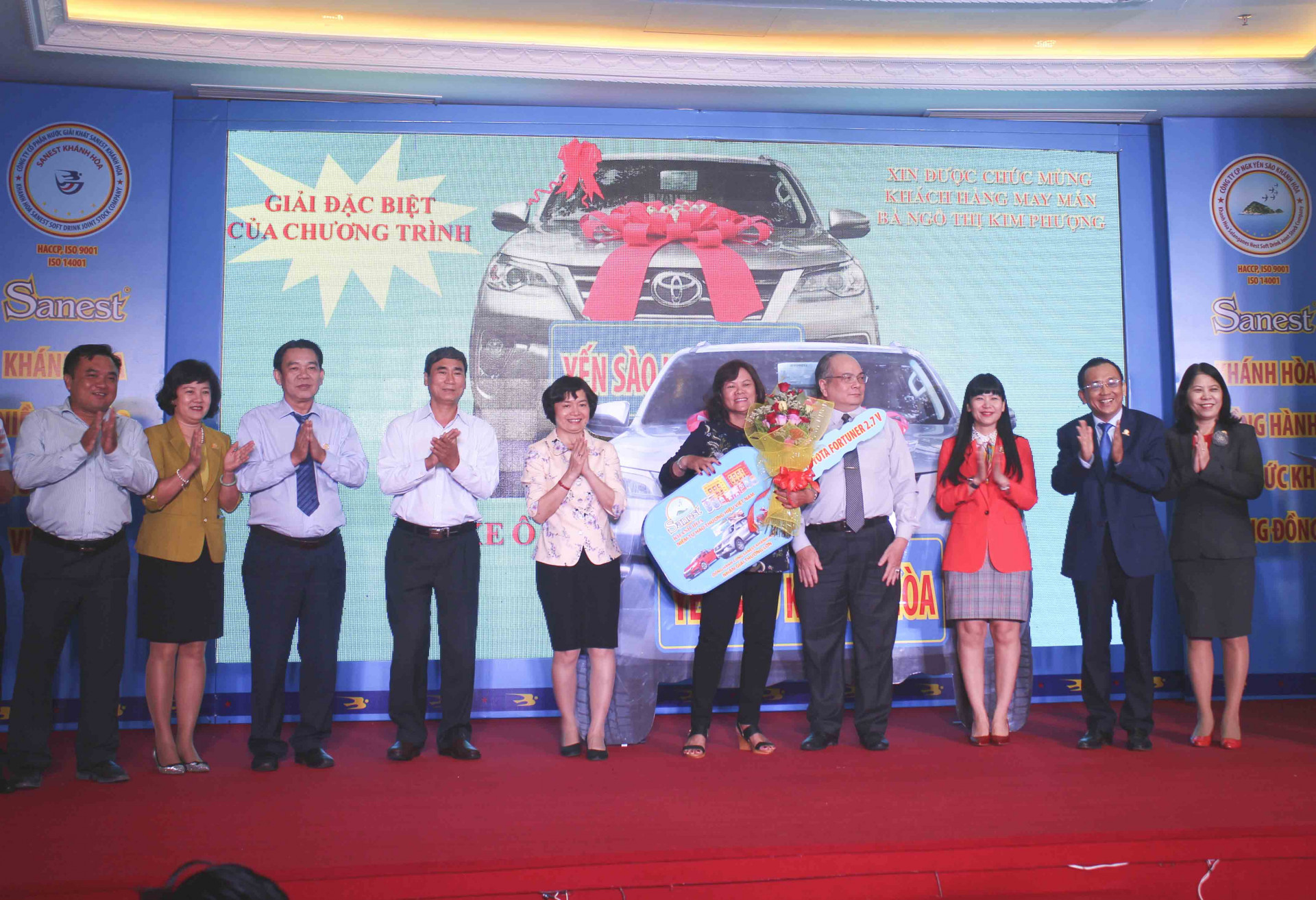 Trao giải thưởng cho khách hàng ở TP. Nha Trang may mắn trúng xe ô tô Fortuner.