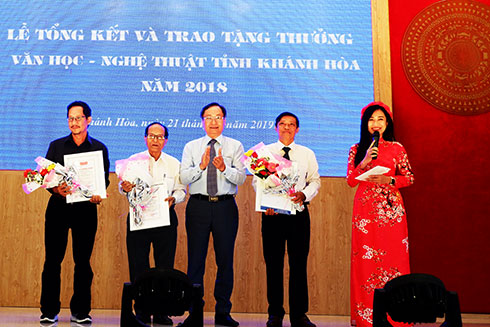 Đồng chí Nguyễn Đắc Tài trao tặng thưởng loại A cho các tác giả.