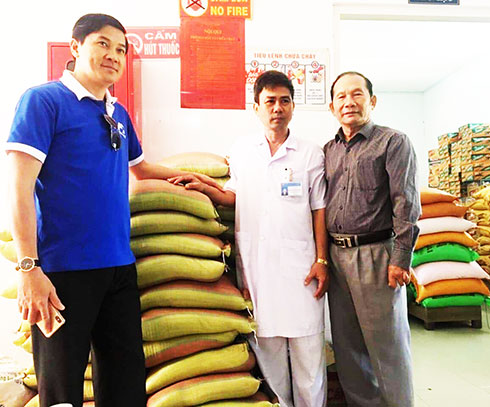 Ông Lê Xuân Hạnh - Trưởng ban đại diện Hội Người cao tuổi tỉnh  trao gạo cho Bệnh viện Chuyên khoa tâm thần tỉnh.