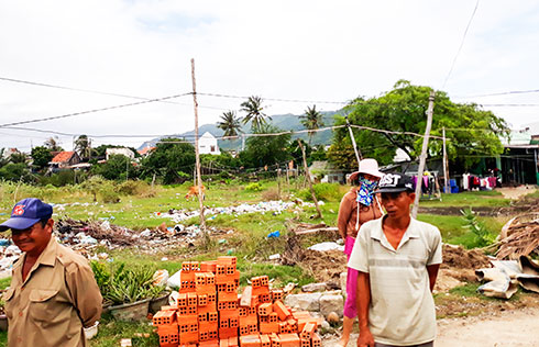 Điện sau công tơ mắc tùy tiện, dẫn tới mất an toàn (ảnh chụp tại khu dân phố Phú Hòa, Cam Phú).