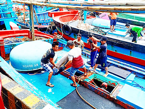 Ngư dân đưa cá ngừ đại dương lên cảng Hòn Rớ.