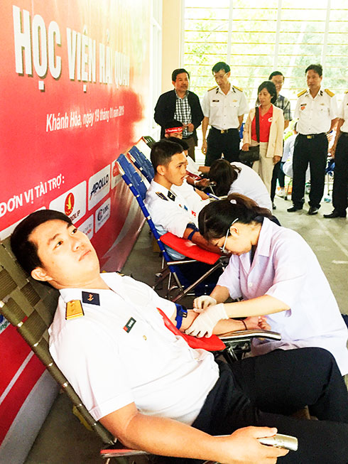 Các học viên của Học viện Hải quân tham gia hiến máu tình nguyện.