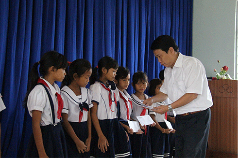 Trao 50 suất học bổng và 10 phần quà cho học sinh, gia đình học sinh Trường Tiểu học Khánh Hòa – Jeju