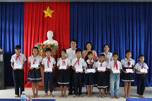 Lãnh đạo Báo Khánh Hòa, Trường Tiểu học Khánh Hòa – Jeju trao học bổng cho các em học sinh.   