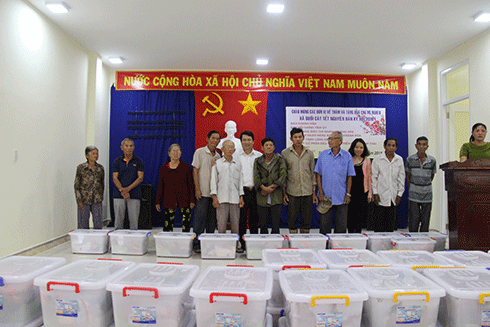 Lãnh đạo Báo Khánh Hòa trao quà Tết cho người dân xã Suối Cát