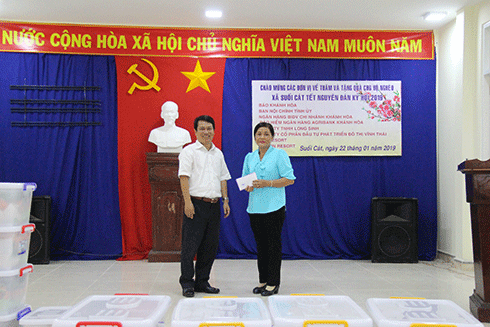 Ông Trần Duy Hưng - Tổng Biên tập Báo Khánh Hòa, đại diện các đơn vị trao số tiền hỗ trợ cho các gia đình có nhà bị sập do mưa lũ