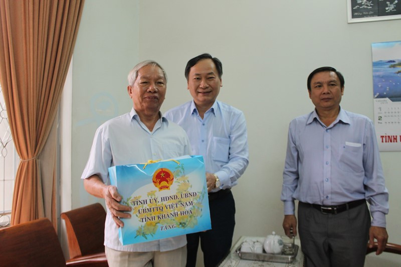Đồng chí Nguyễn Đắc Tài (giữa) thăm và chúc Tết gia đình ông Cao Xuân Lự