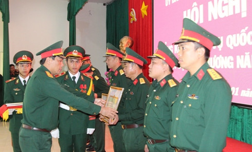 Đại tá Trịnh Việt Thành - Chính ủy Bộ CHQS tỉnh Khánh Hòa trao Bằng danh hiệu  "Đơn vị Quyết thắng " cho các đơn vị.