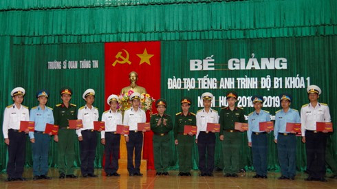 Thiếu tướng Ngô Kim Đồng trao chứng nhận tốt nghiệp cho các học viên.
