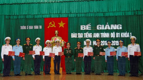 Thiếu tướng Ngô Kim Đồng trao chứng nhận tốt nghiệp cho các học viên.