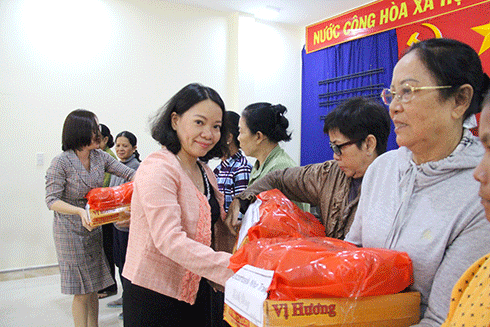 Bà Thái Thị Lệ Hằng – Phó Tổng Biên tập Báo Khánh Hòa trao quà cho các hộ dân