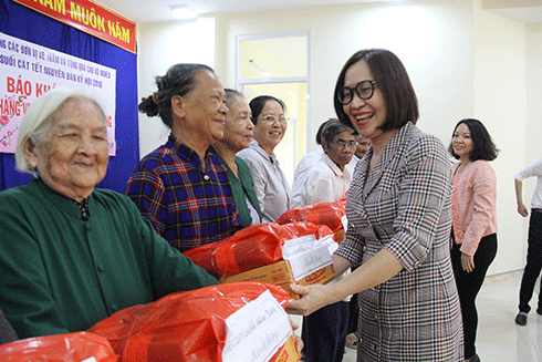 Lãnh đạo Vietcombank Chi nhánh Nha Trang trao quà Tết cho các hộ dân