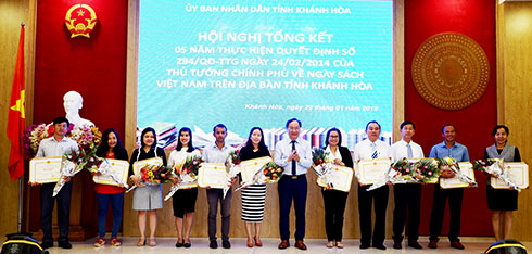 Đồng chí Nguyễn Đắc Tài trao bằng khen  cho đại diện các tập thể.