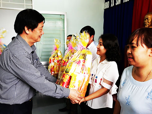 Đồng chí Trần Sơn Hải tặng quà cho chính quyền,  các ban, ngành trên địa bàn.