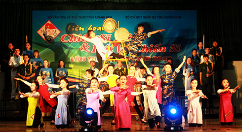 Thành viên các câu lạc bộ nghệ thuật thuộc Trung tâm Văn hóa tỉnh biểu diễn tại Liên hoan chiến sĩ hát và hát về chiến sĩ. 