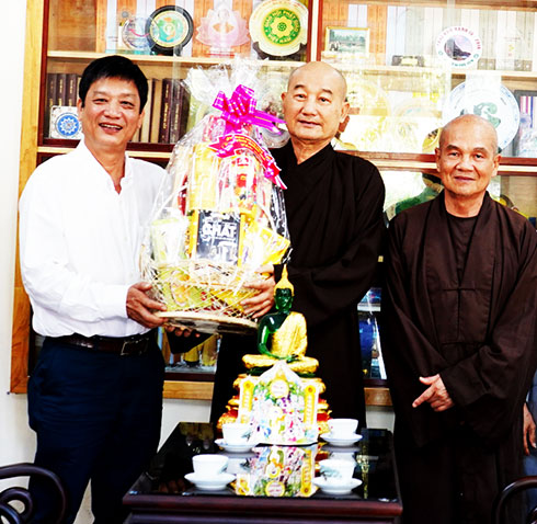 Thăm, tặng quà Tết các cơ sở tôn giáo