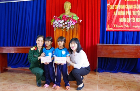 Hội Phụ nữ Bộ CHQS tỉnh Khánh Hòa tặng quà cho 2 cháu mồ côi.