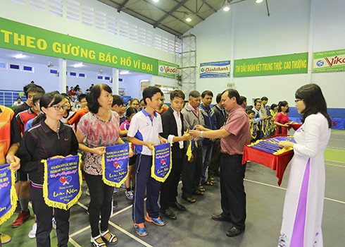 Ban tổ chức tặng cờ lưu niệm cho vận động viên các đơn vị tham dự giải.
