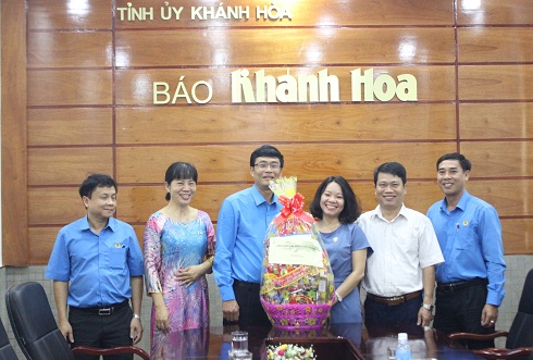 Liên đoàn Lao động tỉnh Khánh Hòa thăm, chúc Tết các đơn vị trực Tết