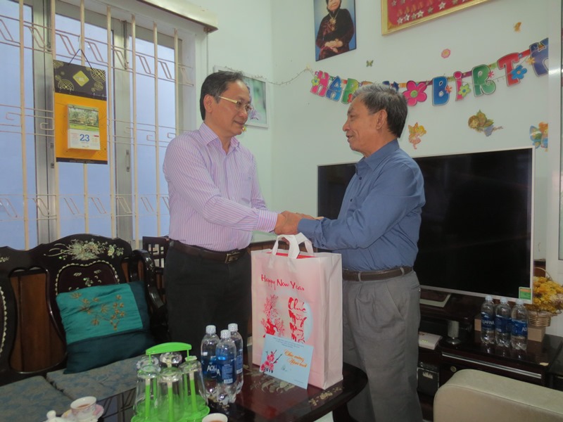 Ông Nguyễn Đắc Tài thăm và chúc Tết gia đình ông Lê Huẩn