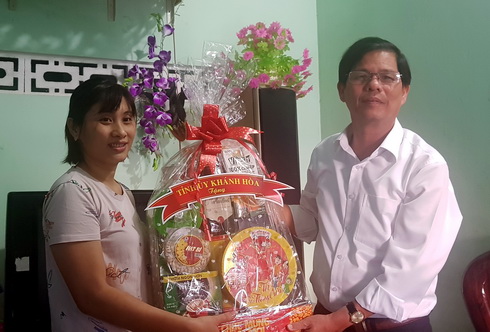 Chúc Tết gia đình cán bộ, chiến sĩ công tác tại Trường Sa