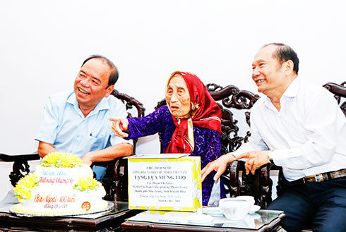 Trao quà Tết cho cụ bà Phạm Thị Gieo ở phường Phước Long, Nha Trang.