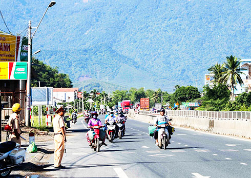 Lực lượng Cảnh sát giao thông Công an thị xã Ninh Hòa bảo đảm an toàn giao thông  tại các điểm giao cắt với Quốc lộ 1.