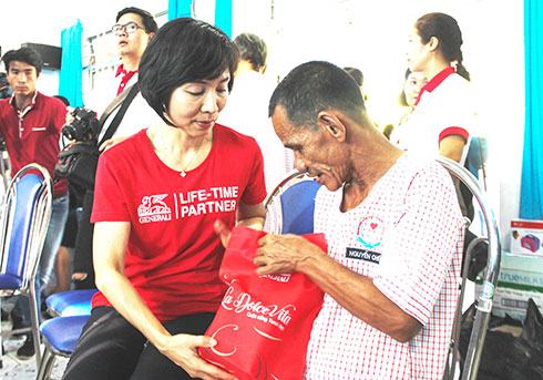 Chung tay chăm lo Tết