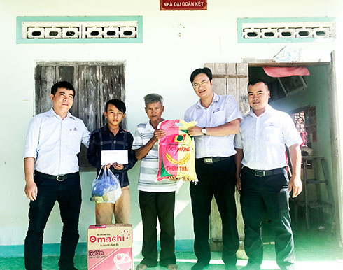 Thăm, tặng quà cho 2 học sinh có hoàn cảnh đặc biệt khó khăn