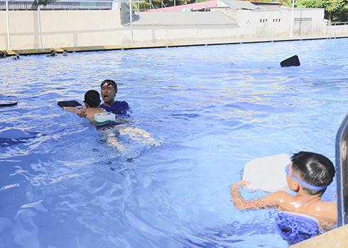 Một lớp dạy bơi trên địa bàn thành phố Nha Trang.