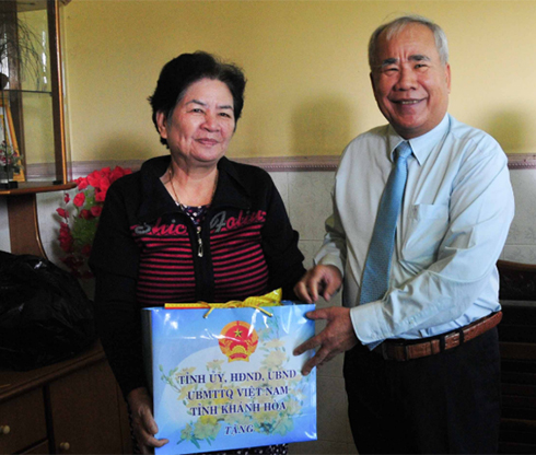 Ông Đào Công Thiên tặng quà cho bà Phan Thị Nguyệt Hồng