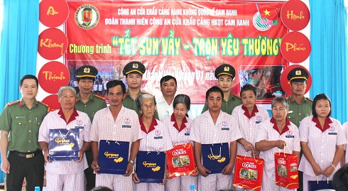 Đoàn thanh niên Công an cửa khẩu Sân bay Quốc tế Cam Ranh trao quà Tết cho đối tượng bảo trợ xã hội và hộ nghèo
