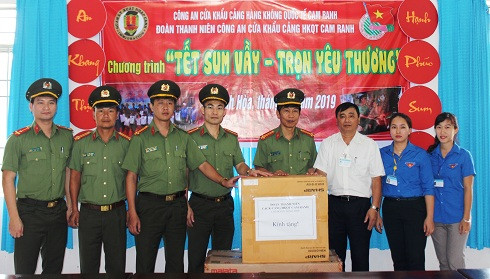 Trao một bộ loa và nồi cơm điện cho Trung tâm Bảo trợ xã hội tỉnh Khánh Hòa.