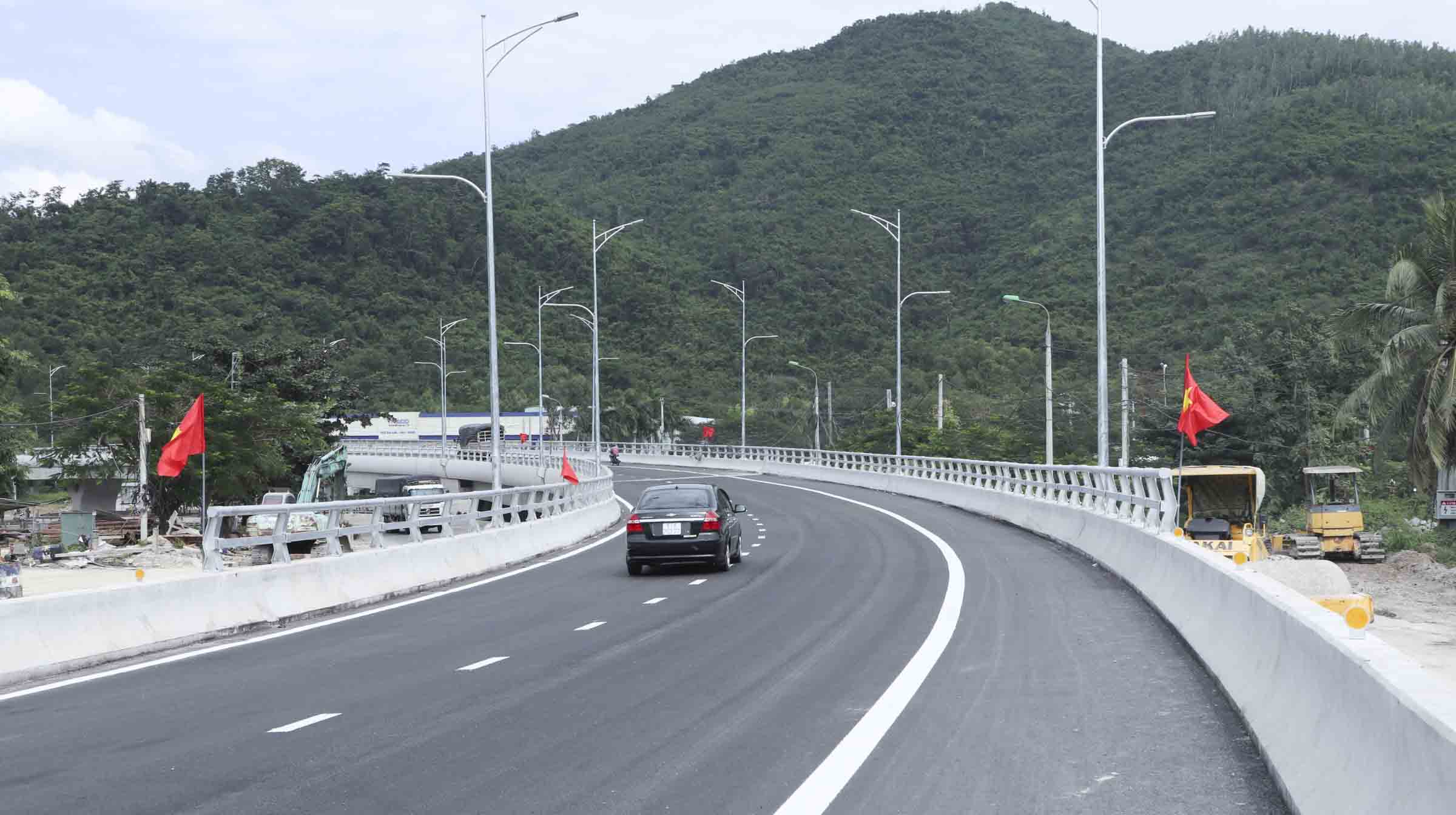 Thông xe kỹ thuật hai cầu vượt Quốc lộ 1 qua Khánh Hòa