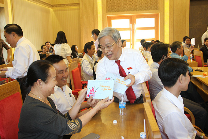 Ông Lê Xuân Thân chúc mừng các nhà báo nhân dịp năm mới. 