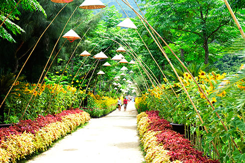 Con đường nón lá tại Khu du lịch Đảo Hoa Lan.