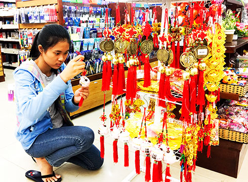 Choosing decorative objects for Tet