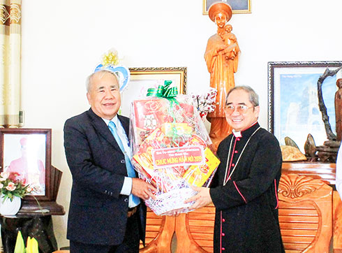 Đồng chí Đào Công Thiên thăm, chúc Tết, tặng quà  Tòa Giám mục giáo phận Nha Trang.