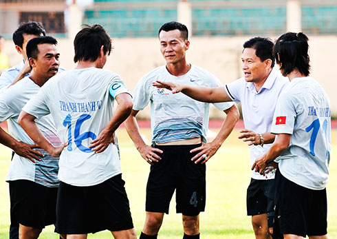 Bầu Thảo Thành Thành (thứ 2 từ phải qua) đang động viên các cầu thủ trong một trận đấu tại giải bóng đá lão tướng quốc tế 2018.