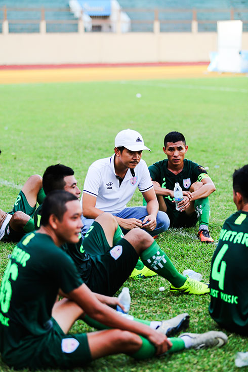 Bầu Tín C-CASA Ninh Hòa (đội mũ)  đang bàn chiến thuật với các cầu thủ đội bóng  ở giải bóng đá vô địch tỉnh.